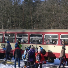 Osek-město 7.2.2015, lyžaři s lyžemi se chystají nastupovat 