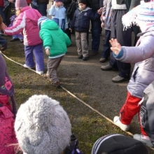 I některé přítomné děti se učí chodit po provaze 