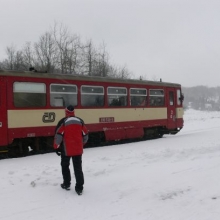 Sobota 17.12.2011, i druhý vůz vlaku 26802 je obsazenější než ranní vlak.