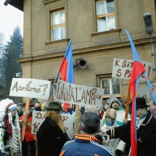 Vyskytly se i protestní demonstrace proti výstavbě trati, kterou přijel podpořit i zástupce indiánského kmene Siouxů se zkušenostmi z boje proti výsta