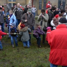 Jedním z bodů vystoupení byla scénka, kdy děti vytahovaly ze skrýše medvěda. 