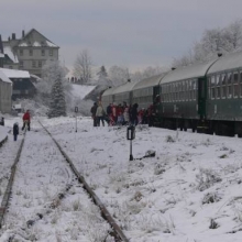 Pohled na část vlaku směrem k mostu, který tvoří státní hranici.