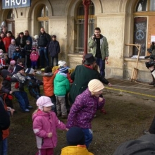 Děti se snaží pomocí provazui medvěda vytáhnout. 