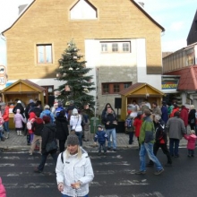 U budovy obecního úřadu byly stánky s občerstvením - klobásami, gulášovou polévkou a svařeným vínem. 