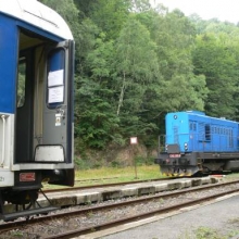 Ve stanici Dubí je úvrať, proto bylo zapotřebí přesunout lokomotivu na opačnou stranu vlaku. 