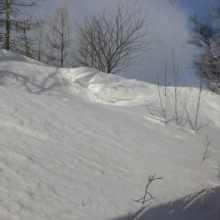 Úterý 28.12.2010, mezi stanicemi Dubí a Mikulov vlak míjí závěje 